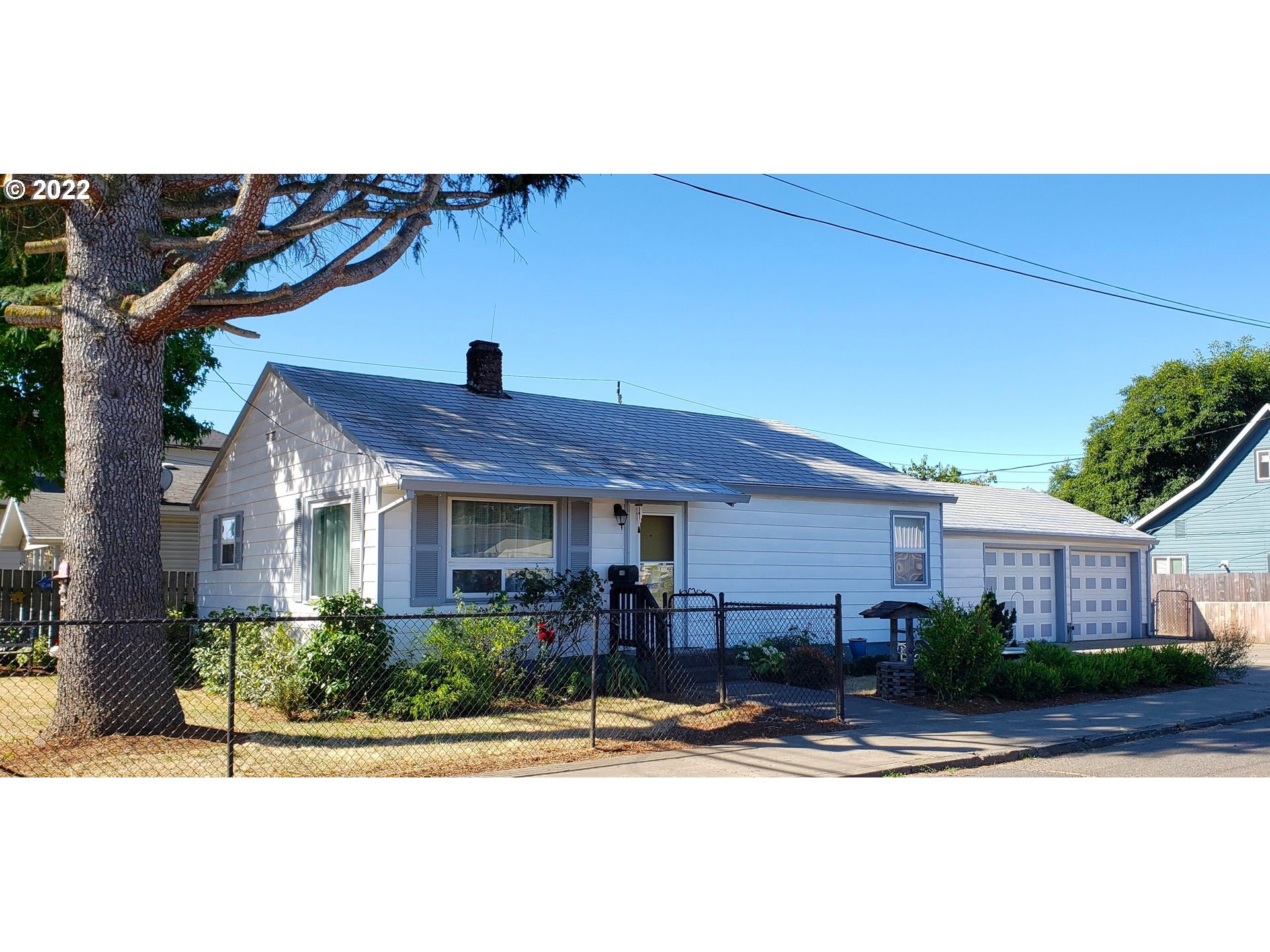 Property Photo: 106 SW Railroad St OR 97378