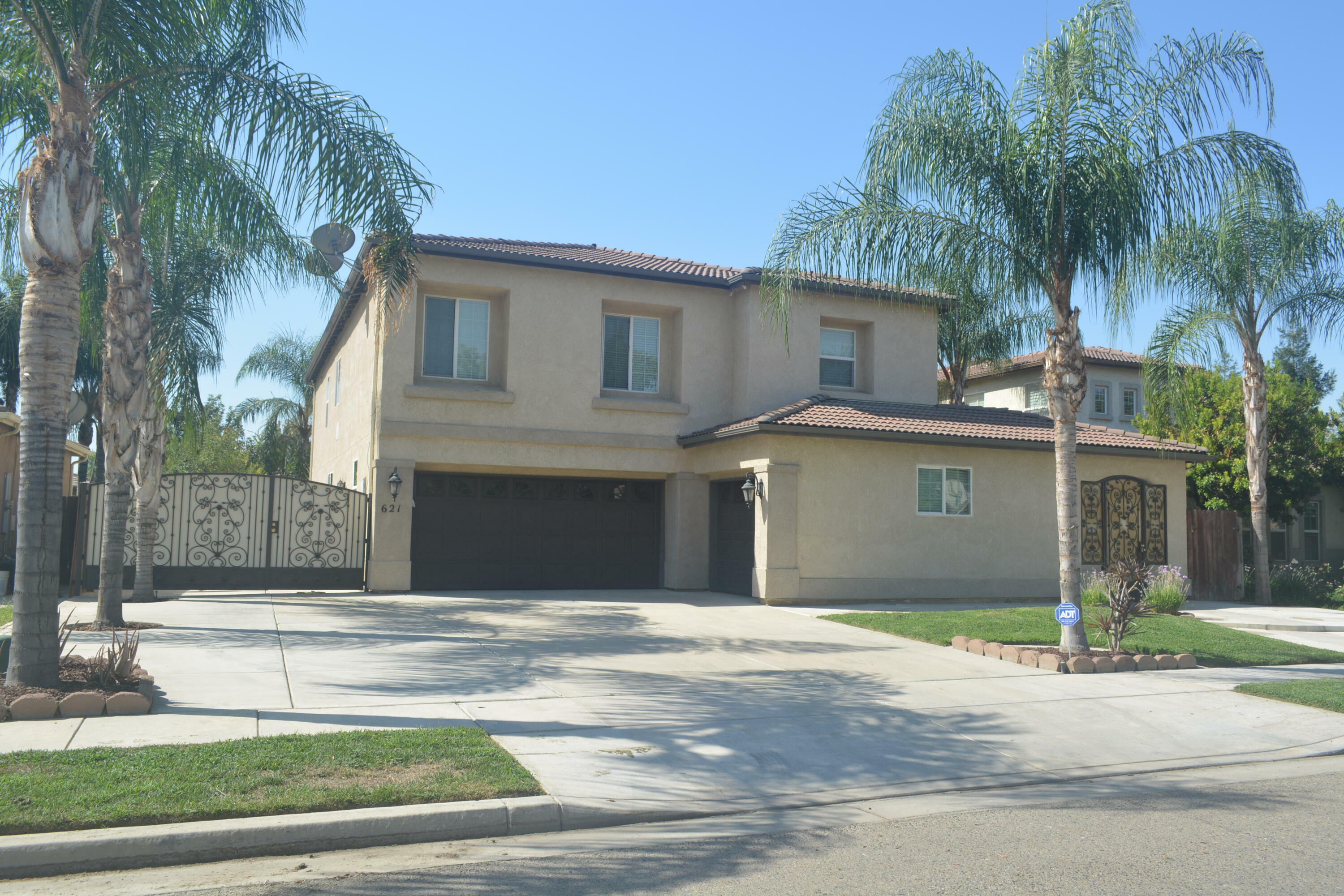 Property Photo:  621 E La Vida Avenue  CA 93292 