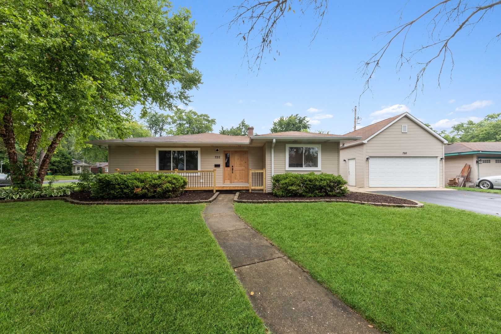 Property Photo:  720 S Merle Lane  IL 60090 