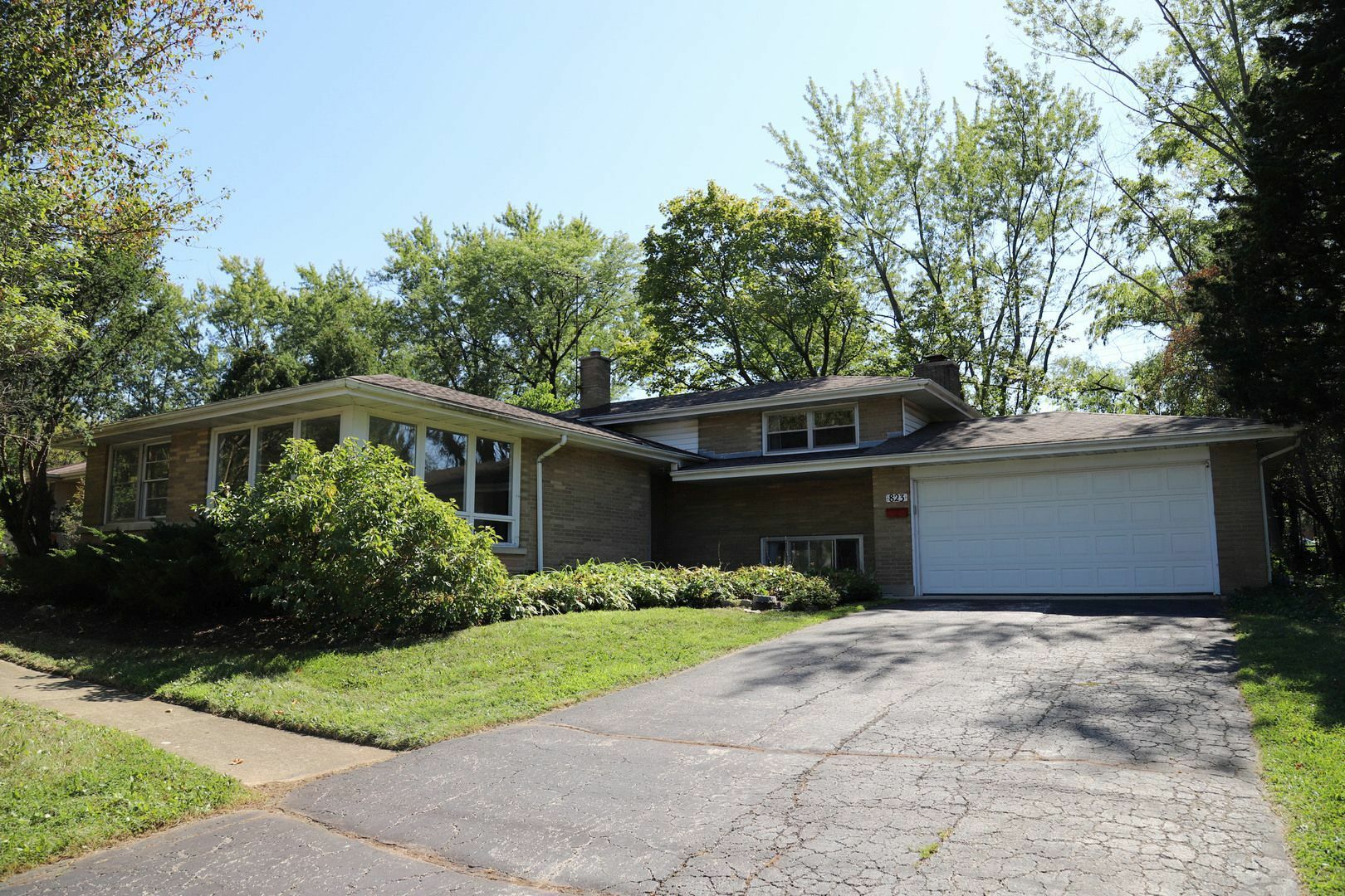 Property Photo: 823 Hawthorne Drive IL 60540