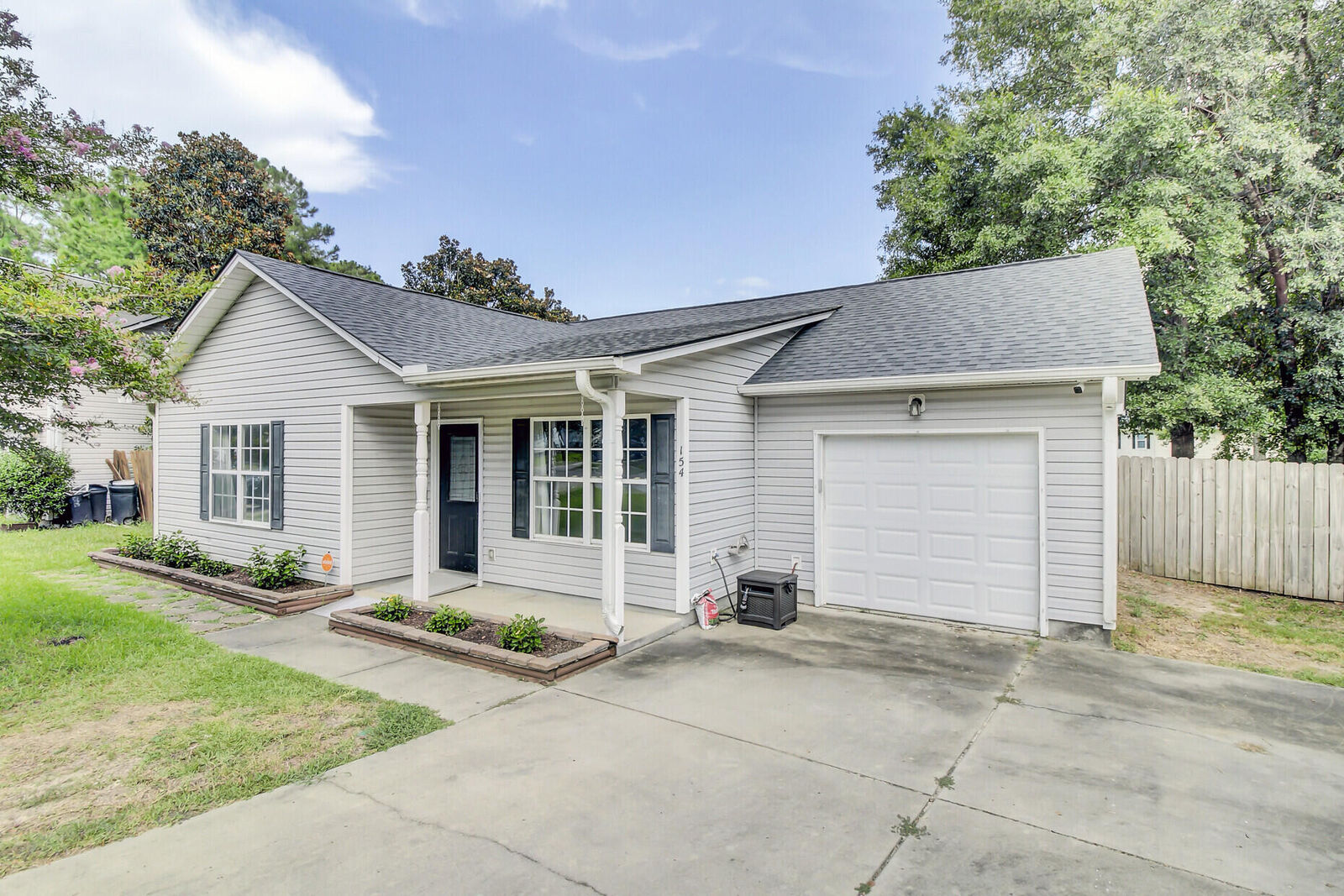 Property Photo: 154 Paddock Way SC 29486