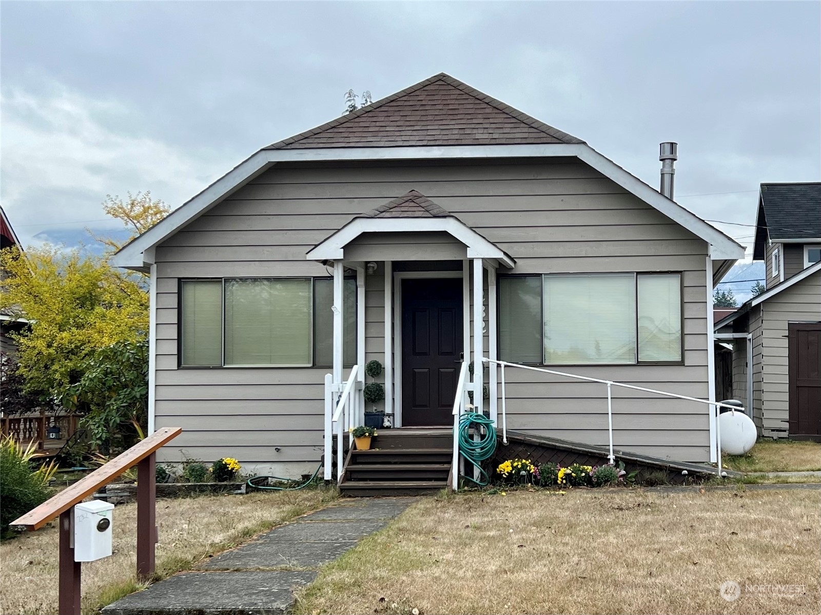 Property Photo:  232 W 11th Street  WA 98362 