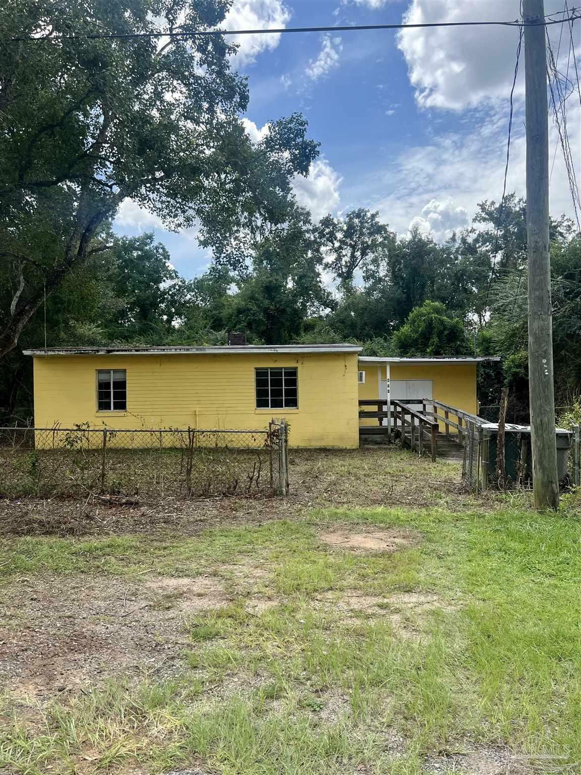 Property Photo:  451 Lakeview Ave  FL 32533 