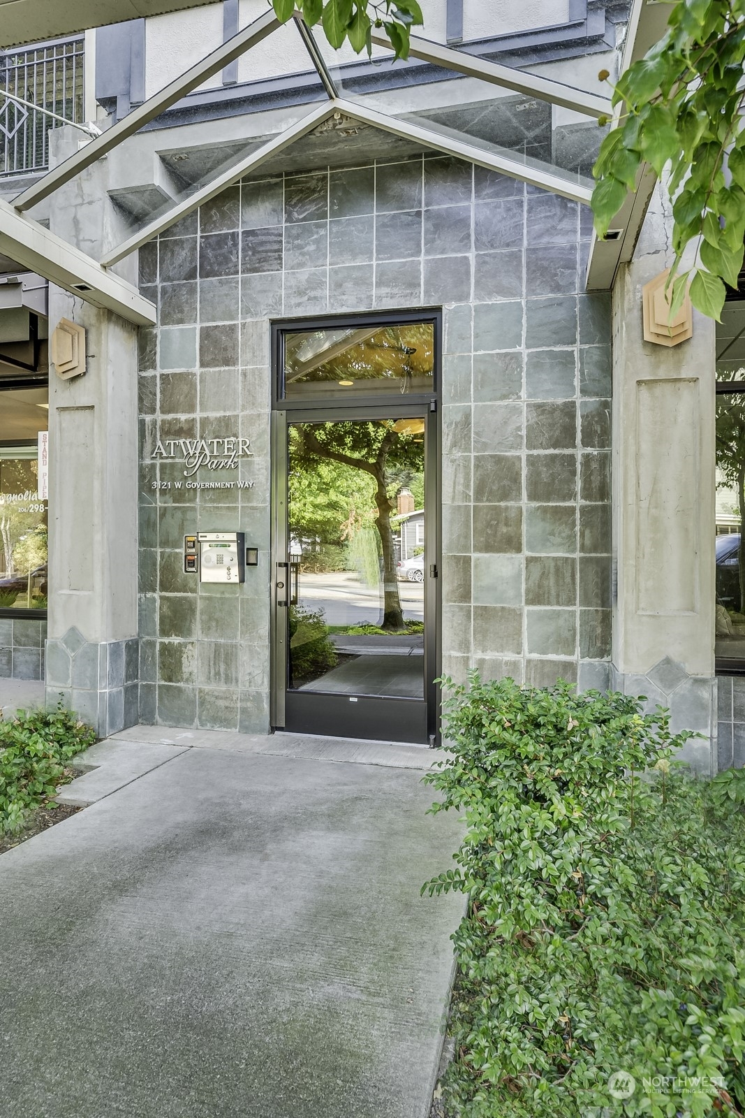 Property Photo:  3121 W Government Way 405  WA 98199 