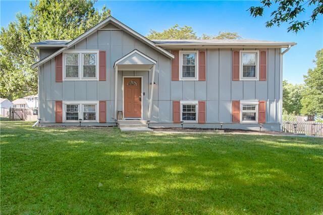 Property Photo:  1212 SE Third Street  MO 64063 