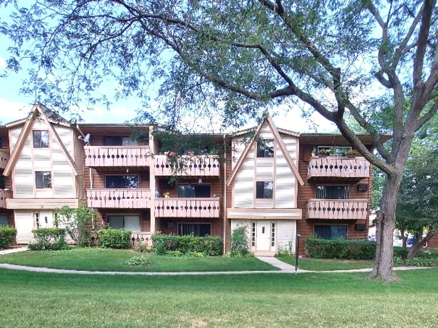 Property Photo: 17 Parkside Court 8 IL 60061