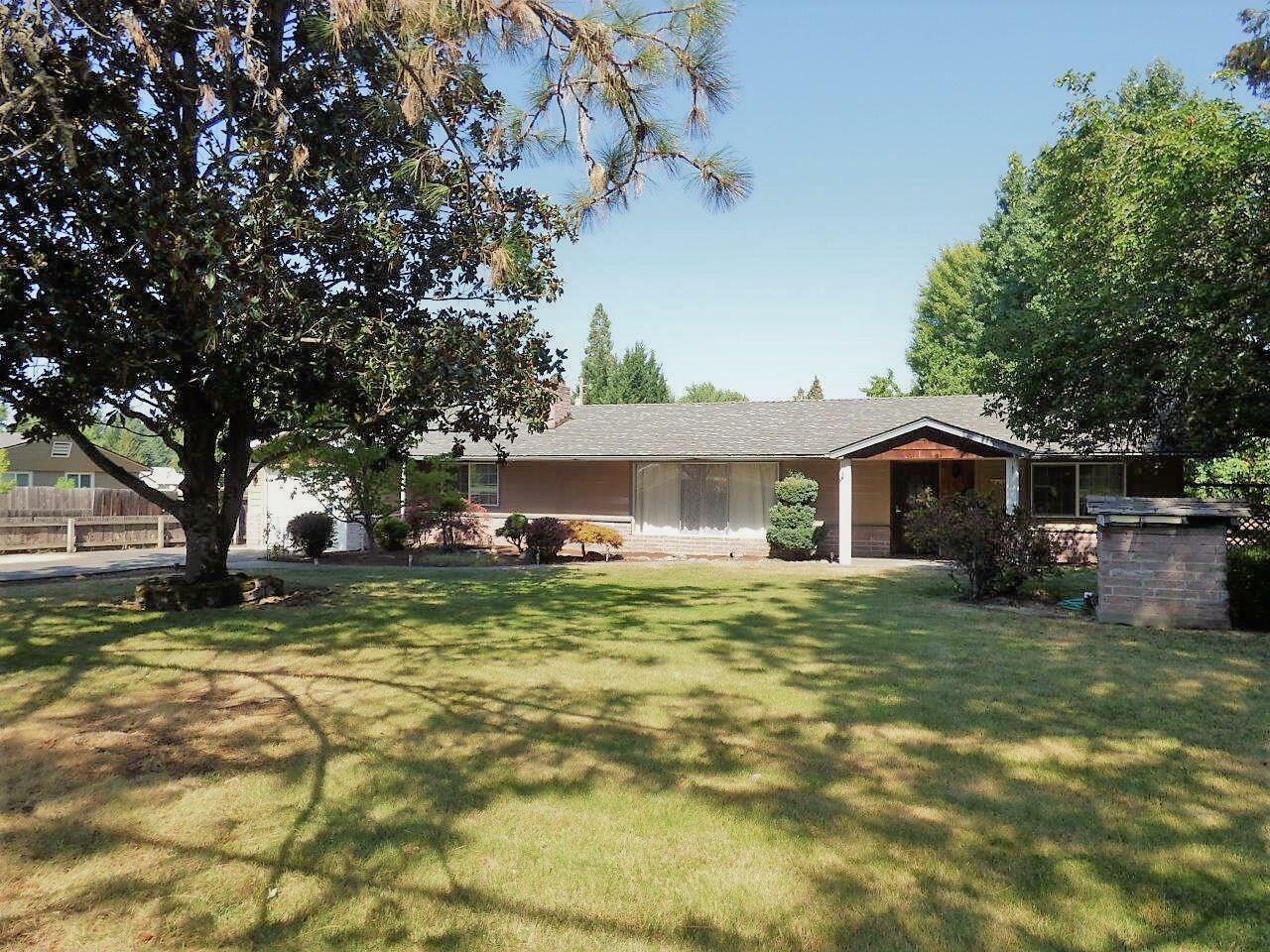 Property Photo:  822 W Harbeck Road  OR 97527 