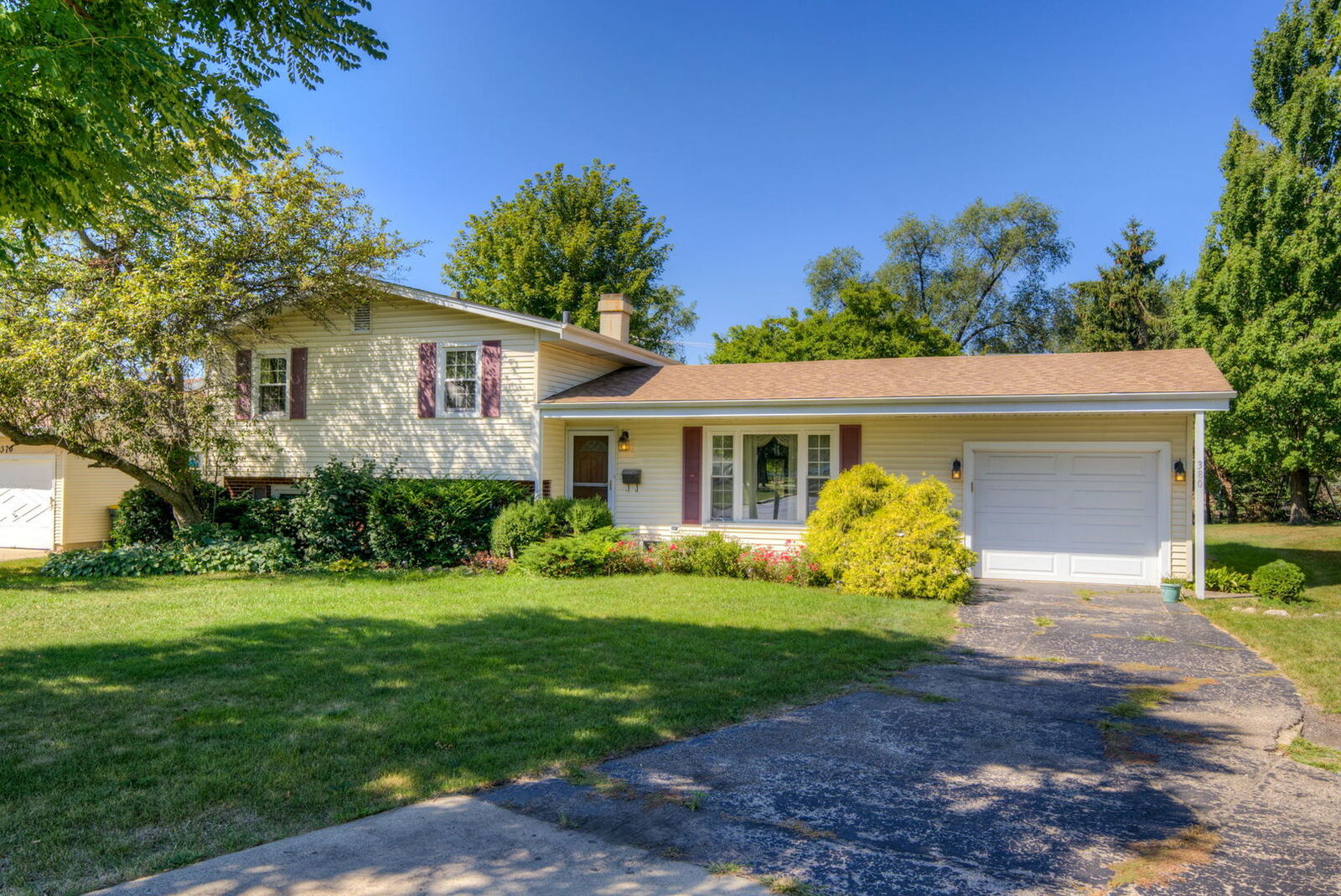 Property Photo:  380 Arrowhead Trail  IL 60188 