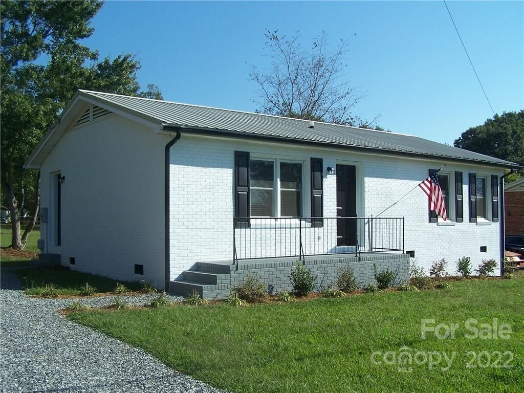 Property Photo:  1408 Yadkin Street  NC 28677 