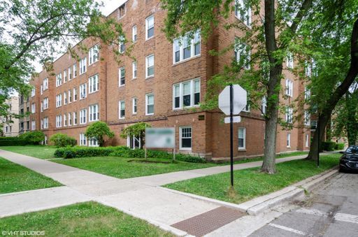 Property Photo: 6954 N Wolcott Avenue 3 IL 60626
