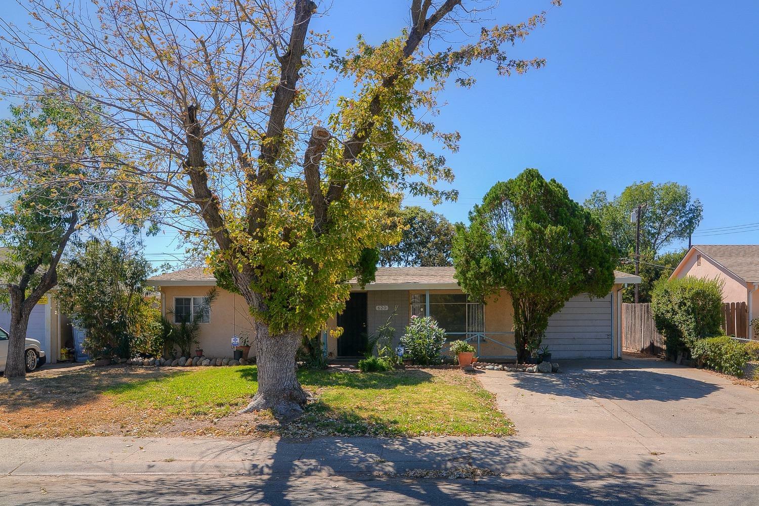 Property Photo: 620 Acacia Avenue CA 95815