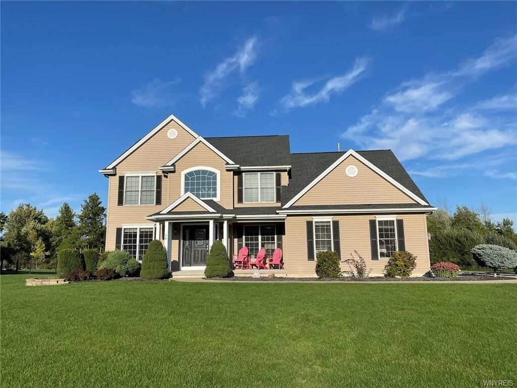 Property Photo:  1207 Majestic Woods Drive  NY 14072 