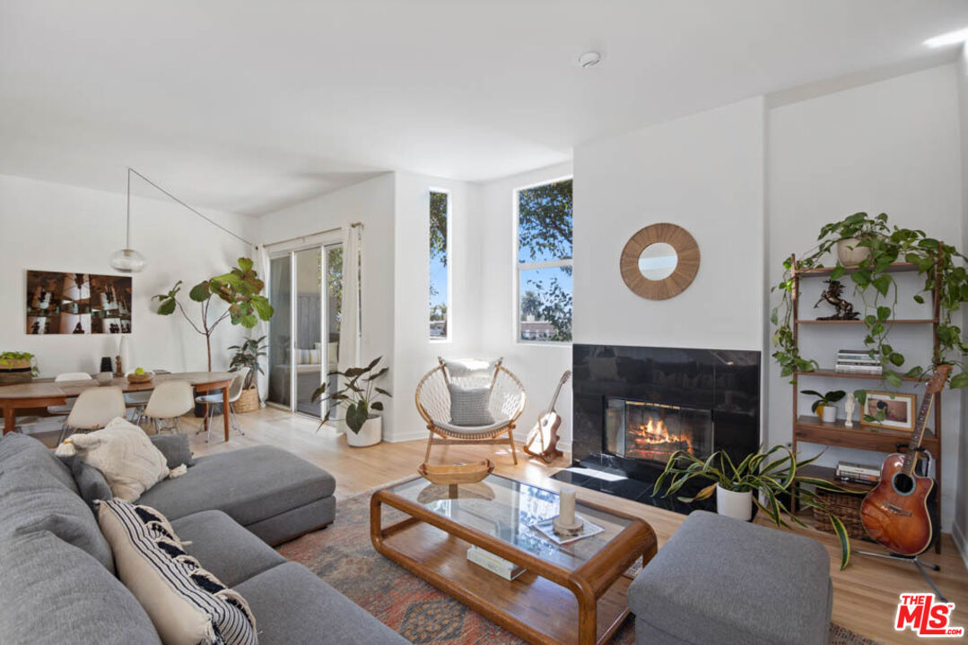 Property Photo:  650   Rose Ave 3  CA 90291 