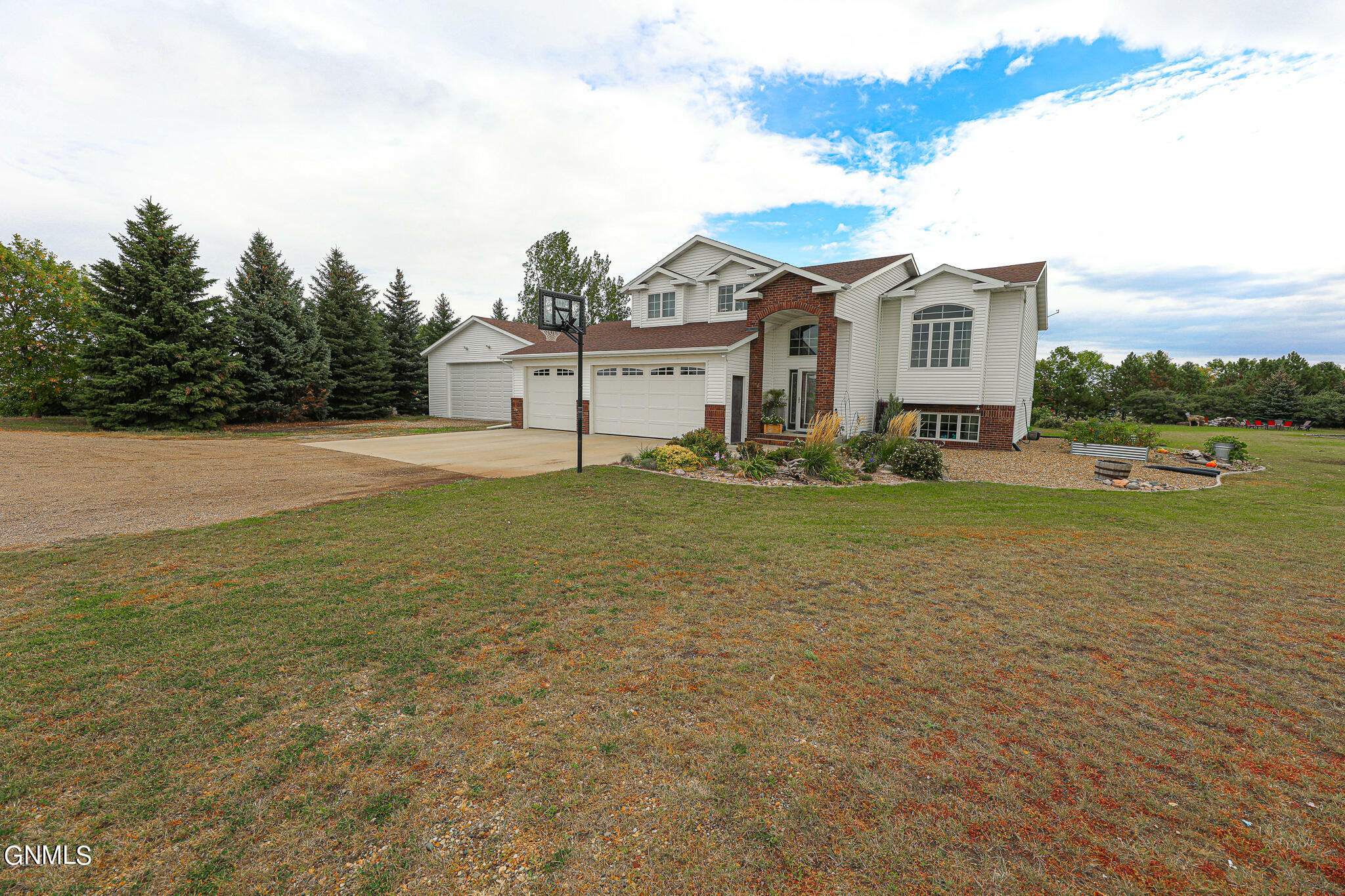 Property Photo:  213 Parkridge Lane  ND 58503 