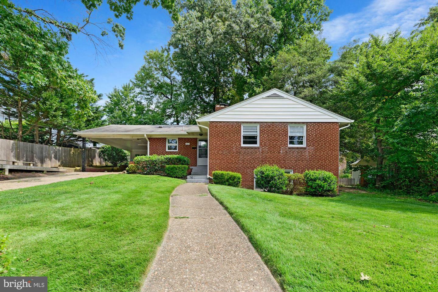 Property Photo: 3613 N Kensington Street VA 22207