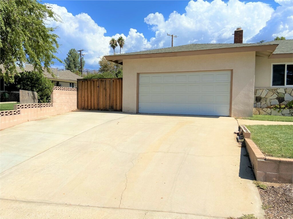 Property Photo:  11711 Kent Lane  CA 92399 