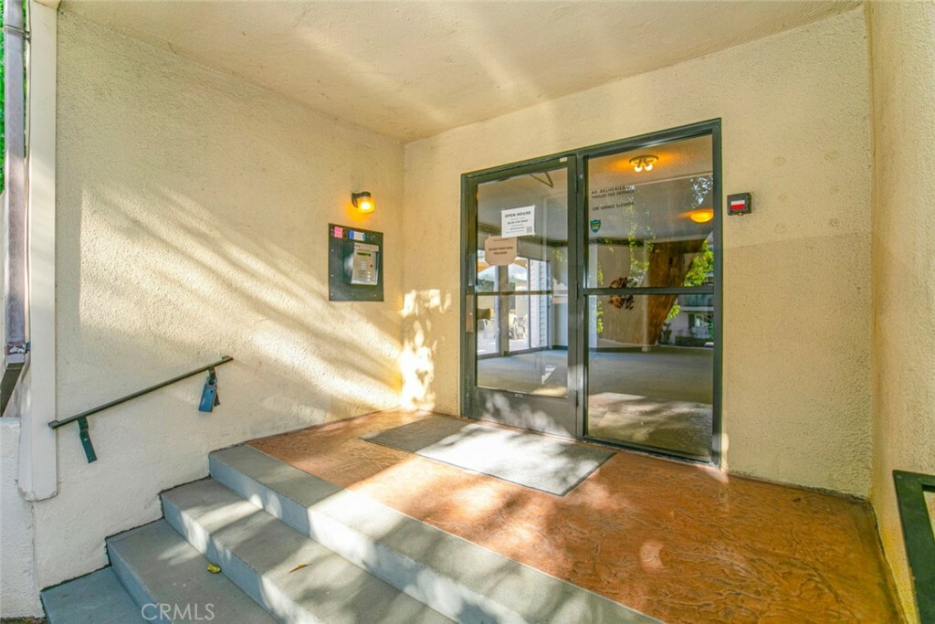 Property Photo:  1236 N Columbus Avenue 37  CA 91202 