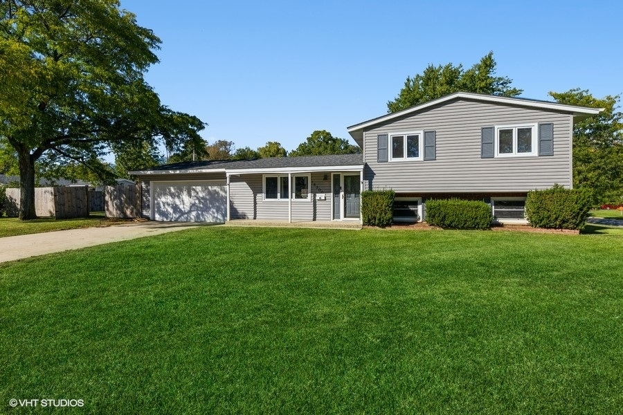 Property Photo:  18300 W Lee Circle  IL 60031 