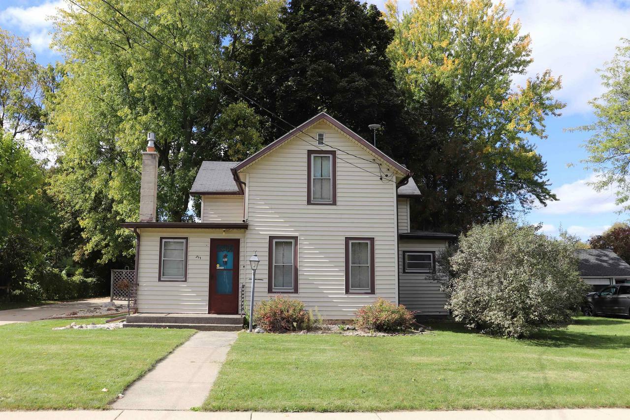 Property Photo:  317 Plumb St  WI 53563 