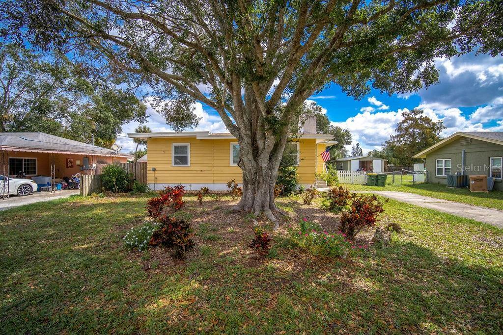 Property Photo:  512 N Conrad Avenue  FL 34237 