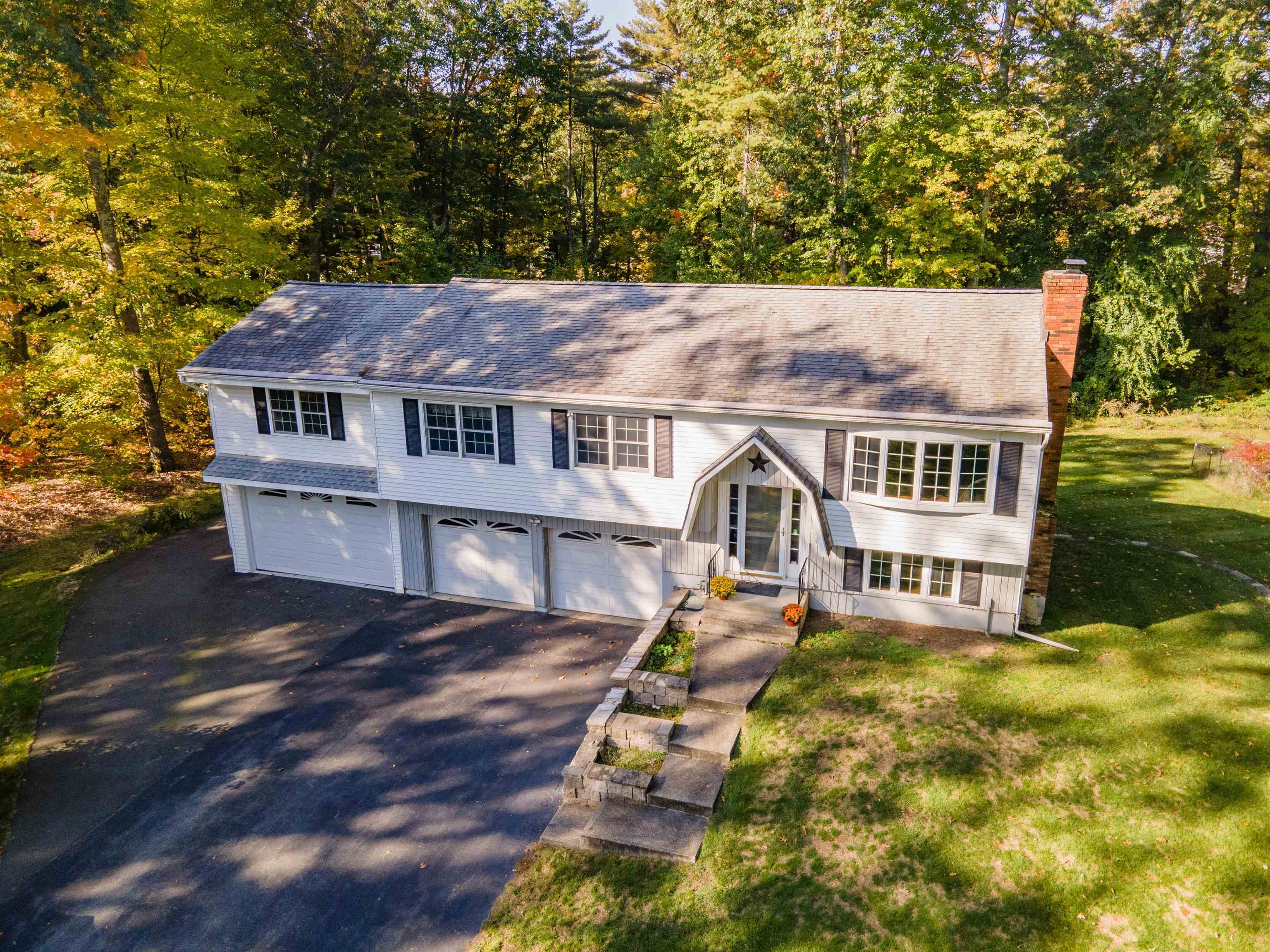 Property Photo:  21 Pheasant Run  NH 03054 