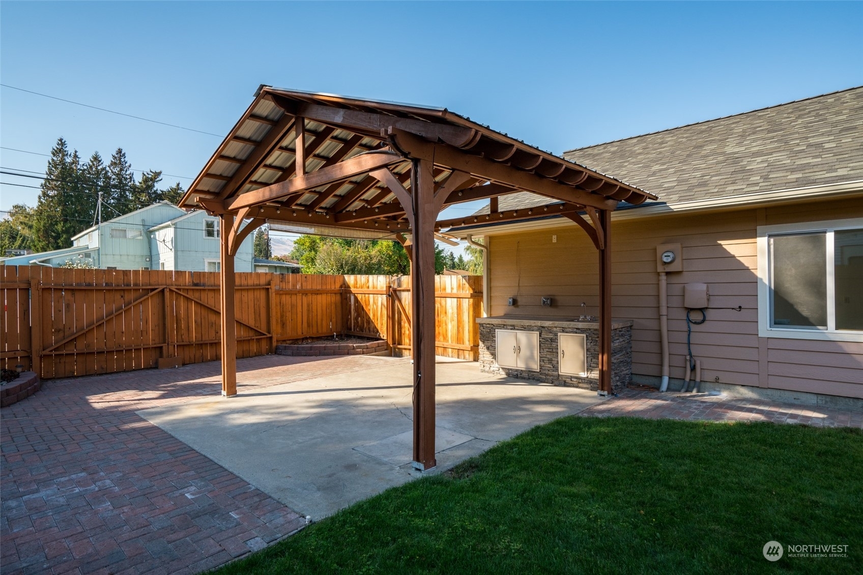 Property Photo: 401 Pearl Street WA 98801