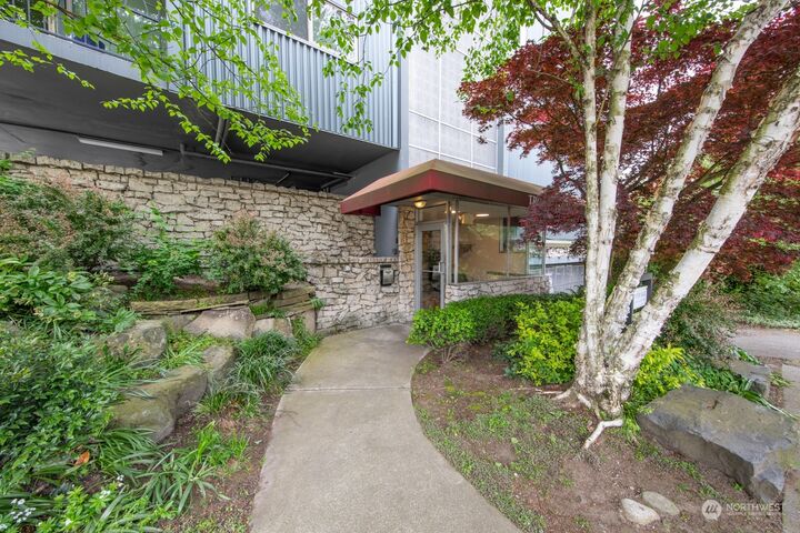 Property Photo:  507 W Mercer Street 501  WA 98119 