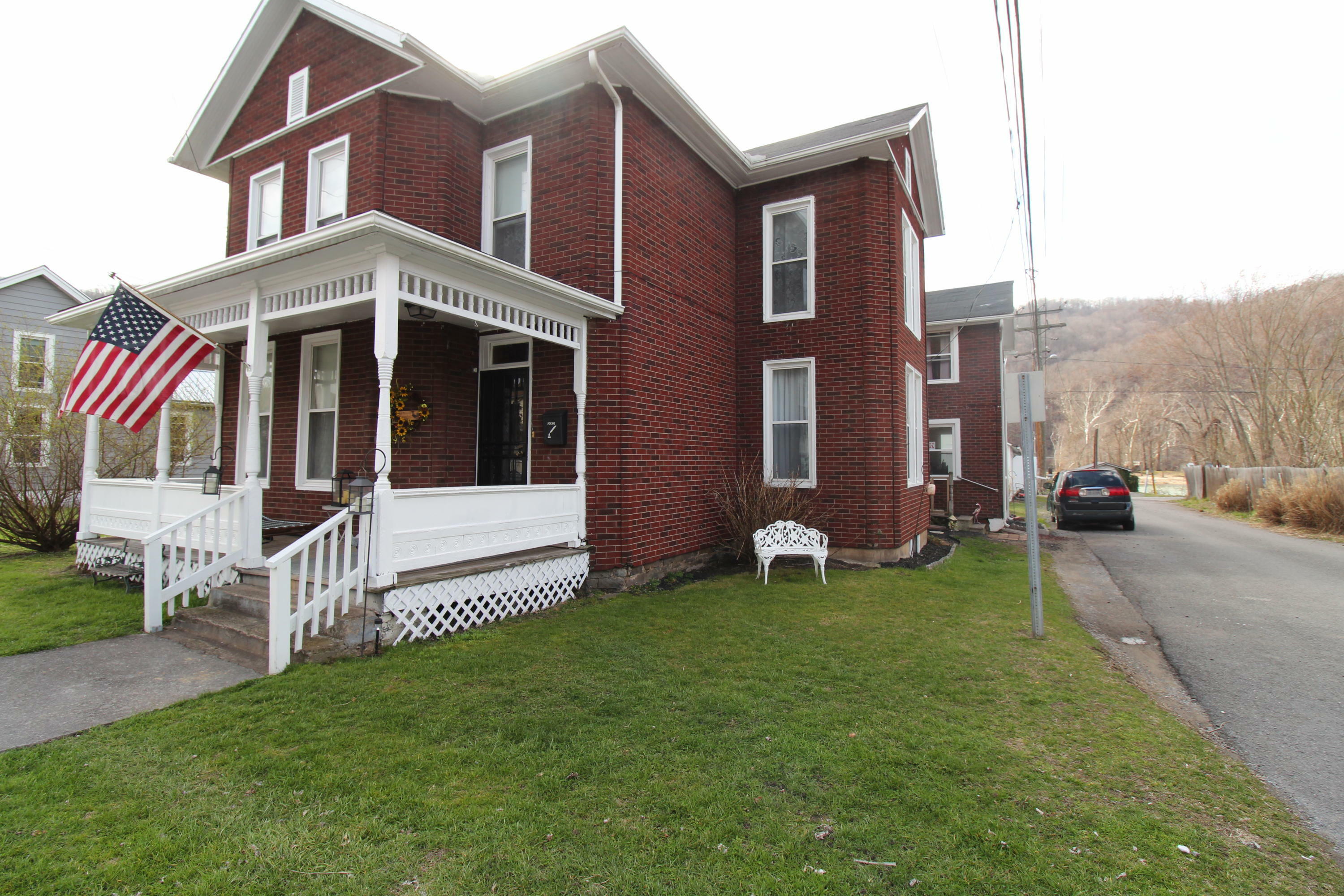 Property Photo:  262 Main St  WV 25951 