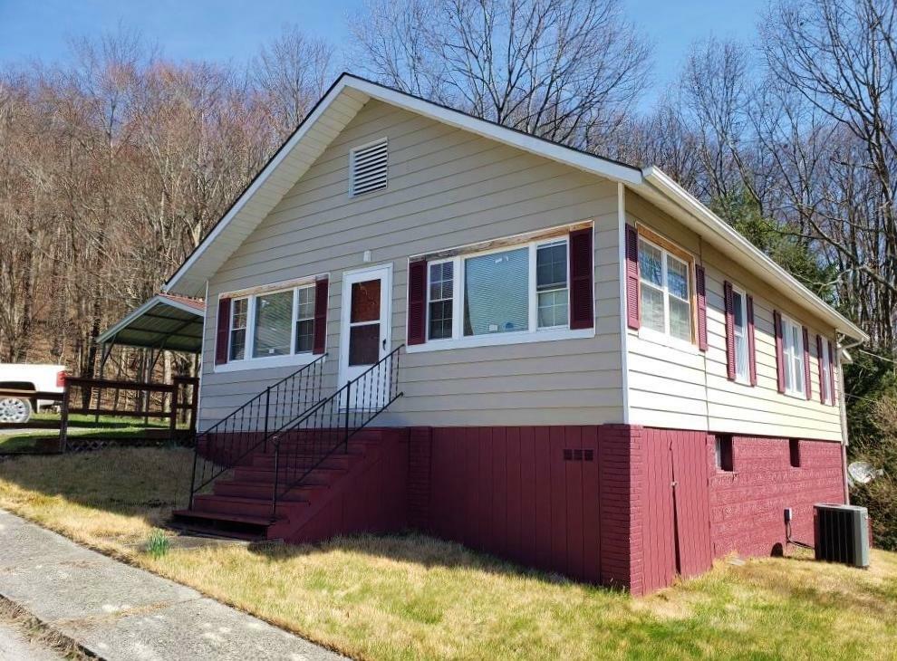 Property Photo:  208 Cherry St  WV 25962 