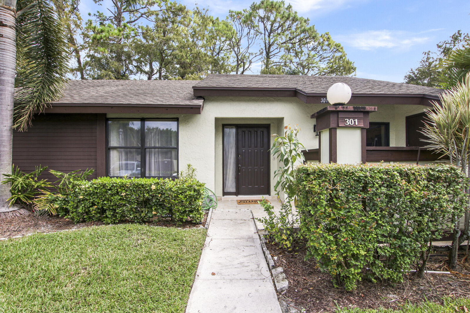 Property Photo:  301 Cactus Hill Court  FL 33411 