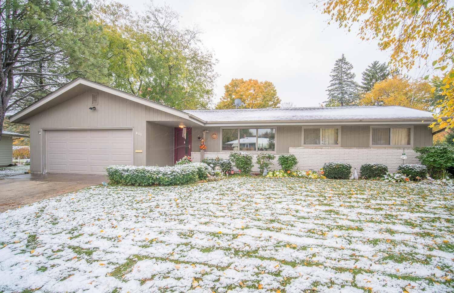 Property Photo: 817 Beverly Ln WI 53090