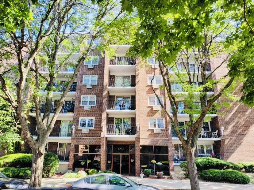 Property Photo: 8748 W Summerdale Avenue 4E IL 60656