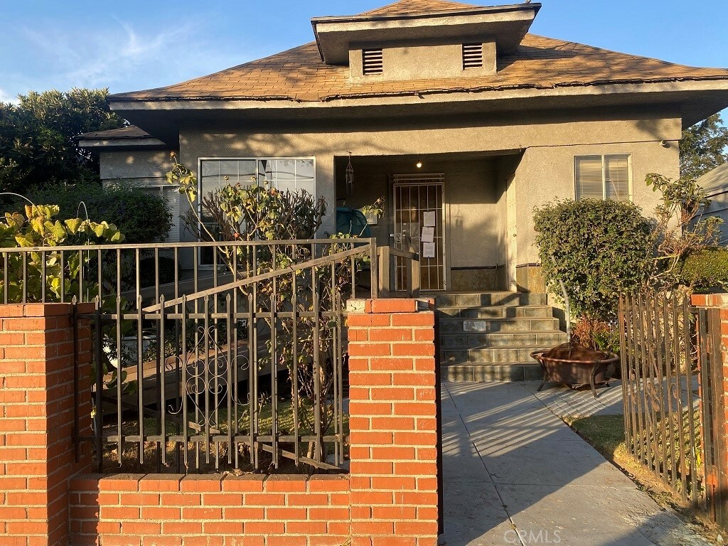 Property Photo:  847 E 27th Street  CA 90011 