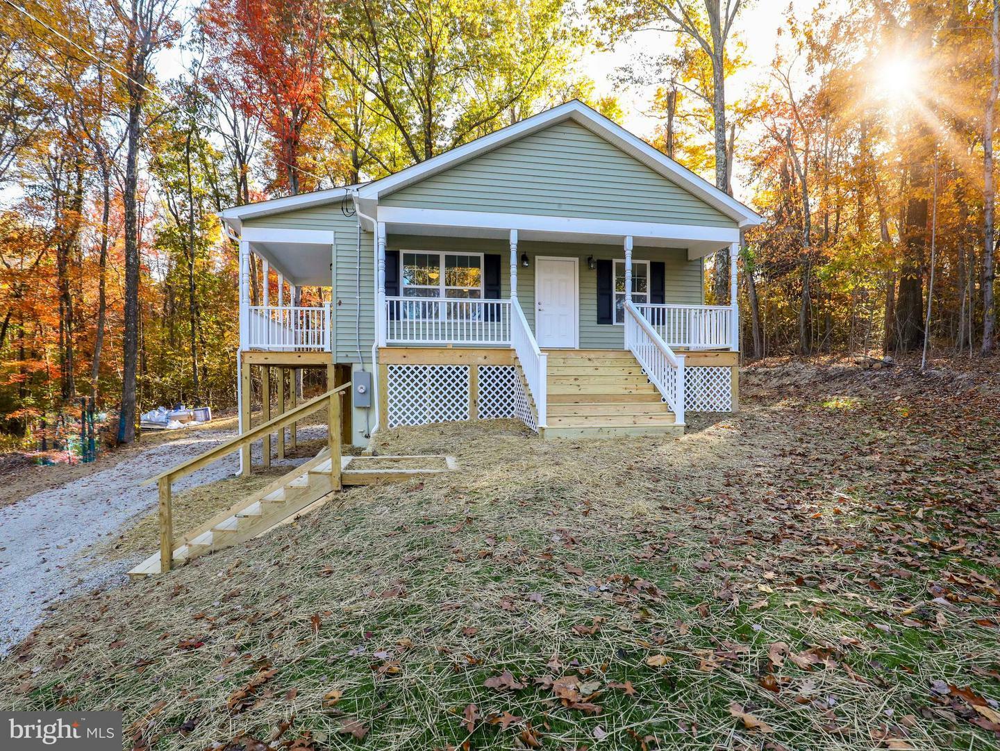 Property Photo: 465 Hackberry Ln VA 20135