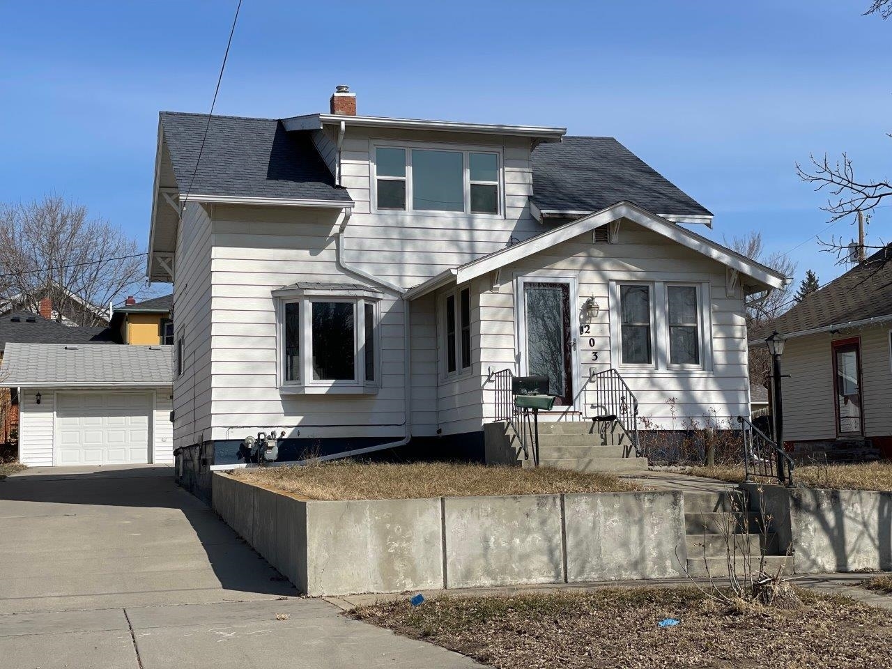 Property Photo: 203 10th Ave NE ND 58703