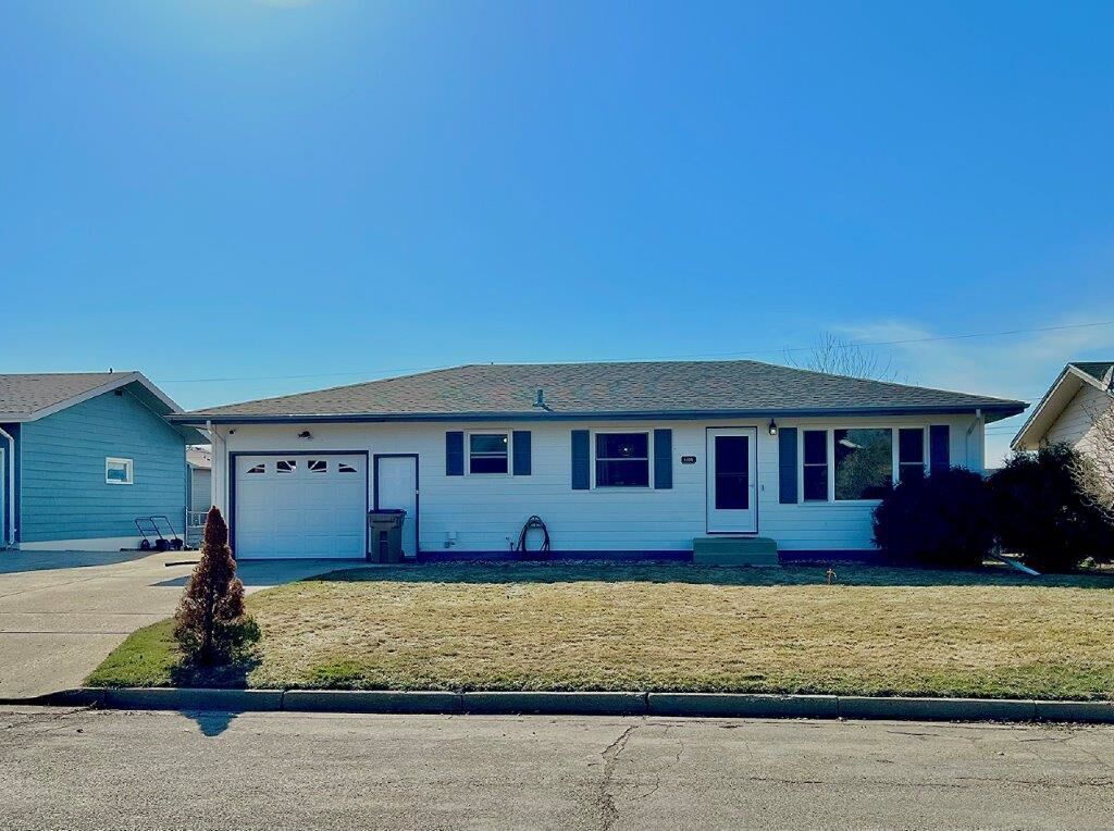 Property Photo:  1301 25th Place NW  ND 58703 