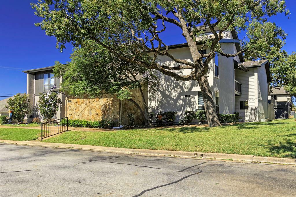 Property Photo:  305 Oak Shadow Circle  TX 76021 