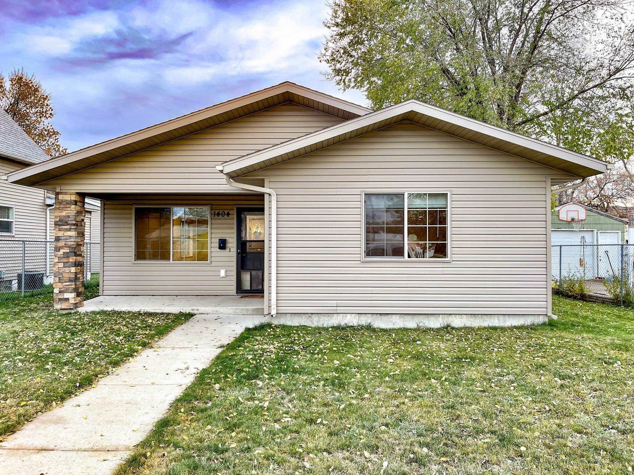 Property Photo:  1404 SE 5th Ave.  ND 58701 