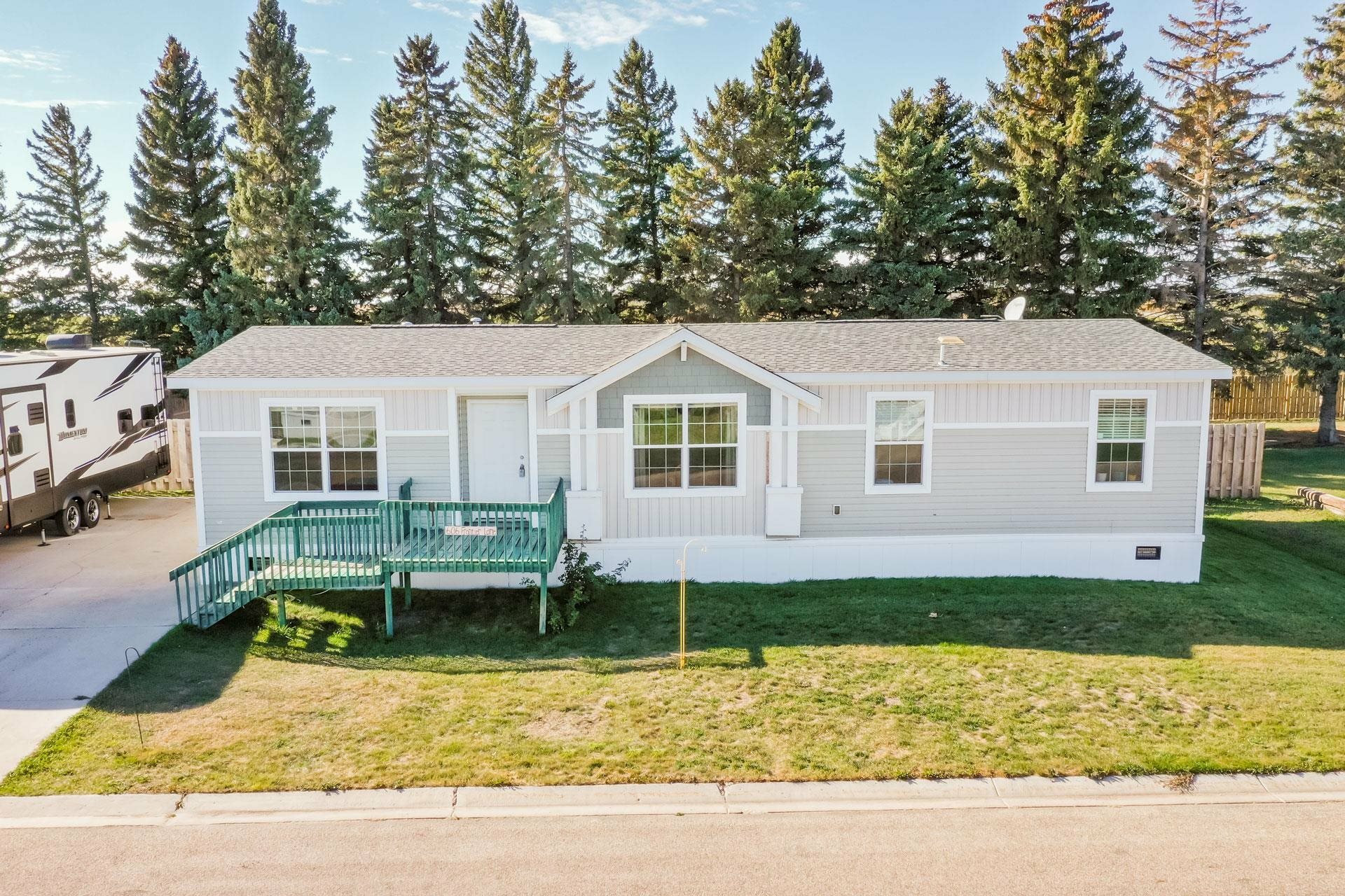 Property Photo:  606 Frontier Lane  ND 58784 