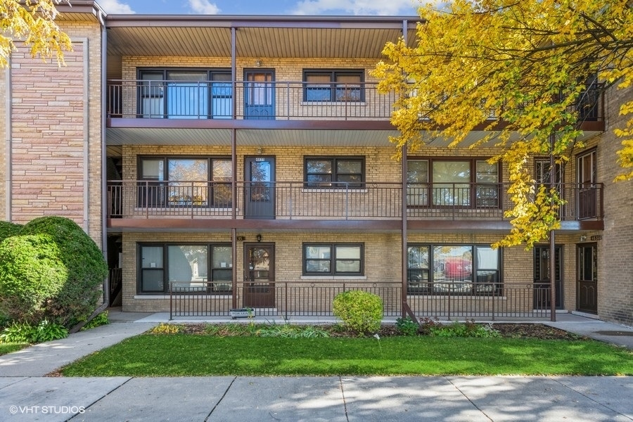 Property Photo: 4835 N Harlem Avenue 2 IL 60656