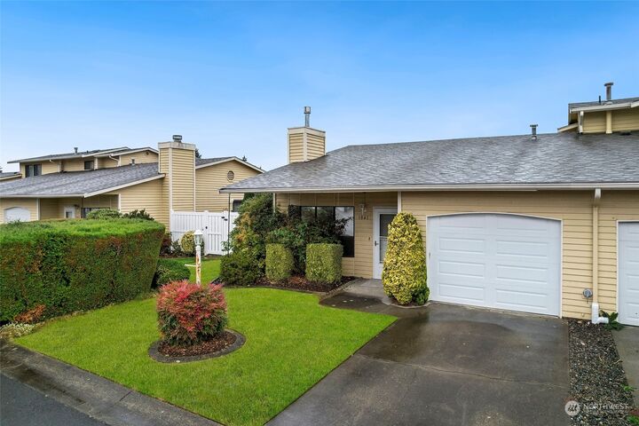 Property Photo:  1841 F Street SE A4  WA 98002 