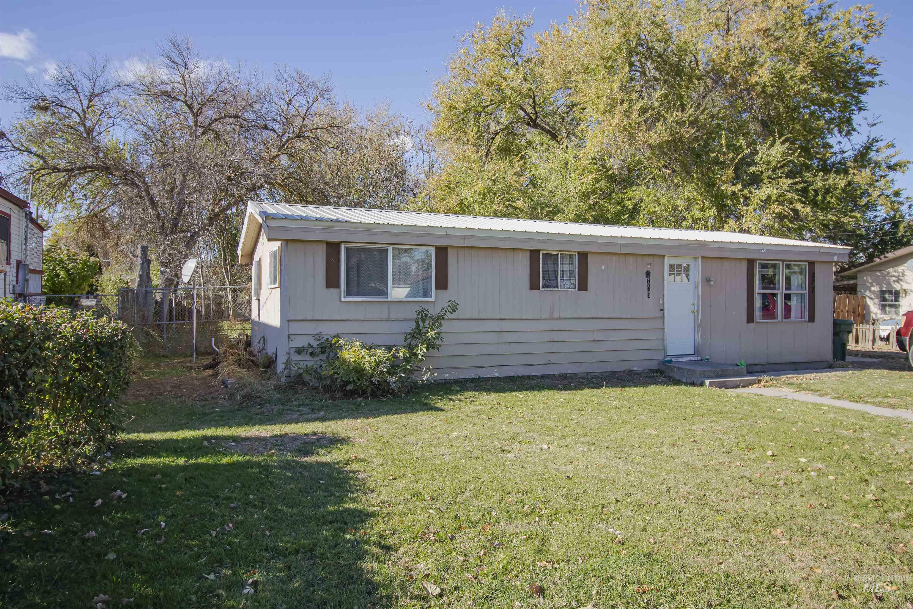 Property Photo:  827 N 7th Street  ID 83661 