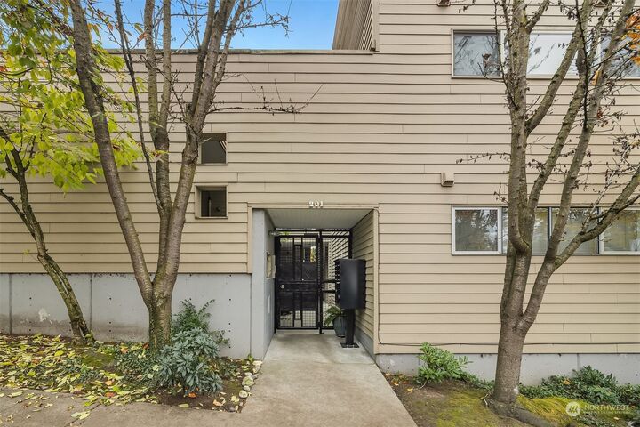 Property Photo:  201 E Boston Street 3200  WA 98102 