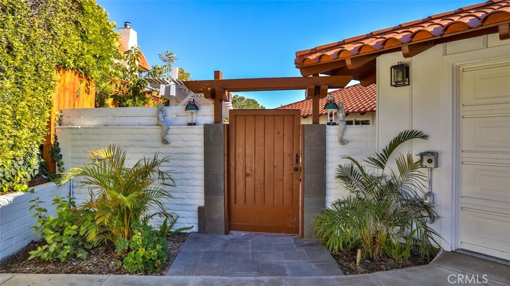 Property Photo: 185 E Avenida Cordoba CA 92672