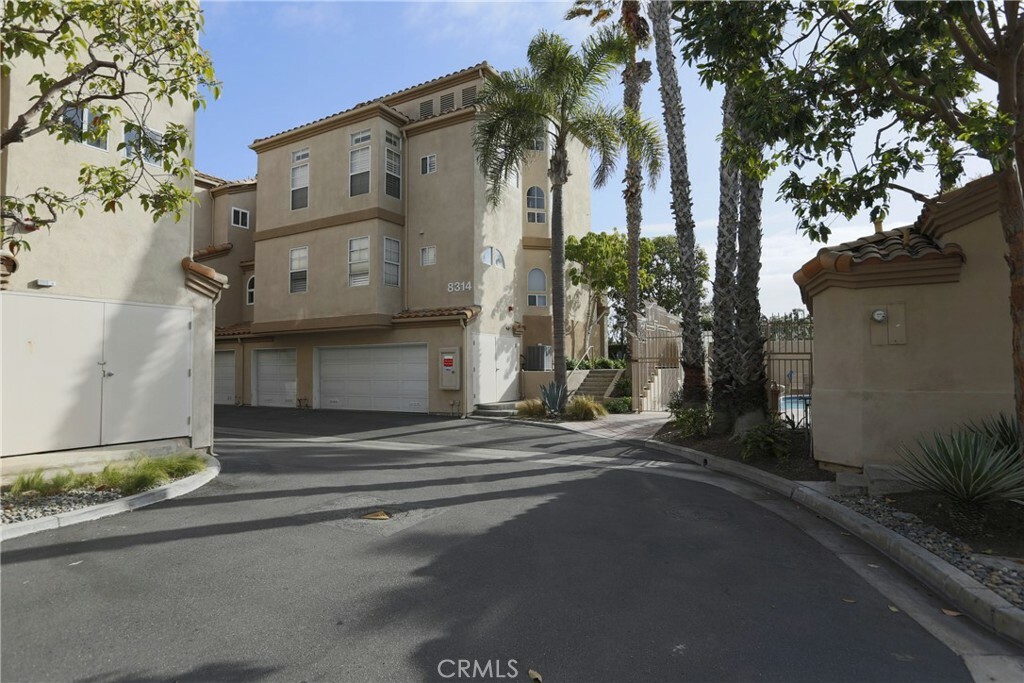 Property Photo:  8314 Atlanta Avenue 104  CA 92646 