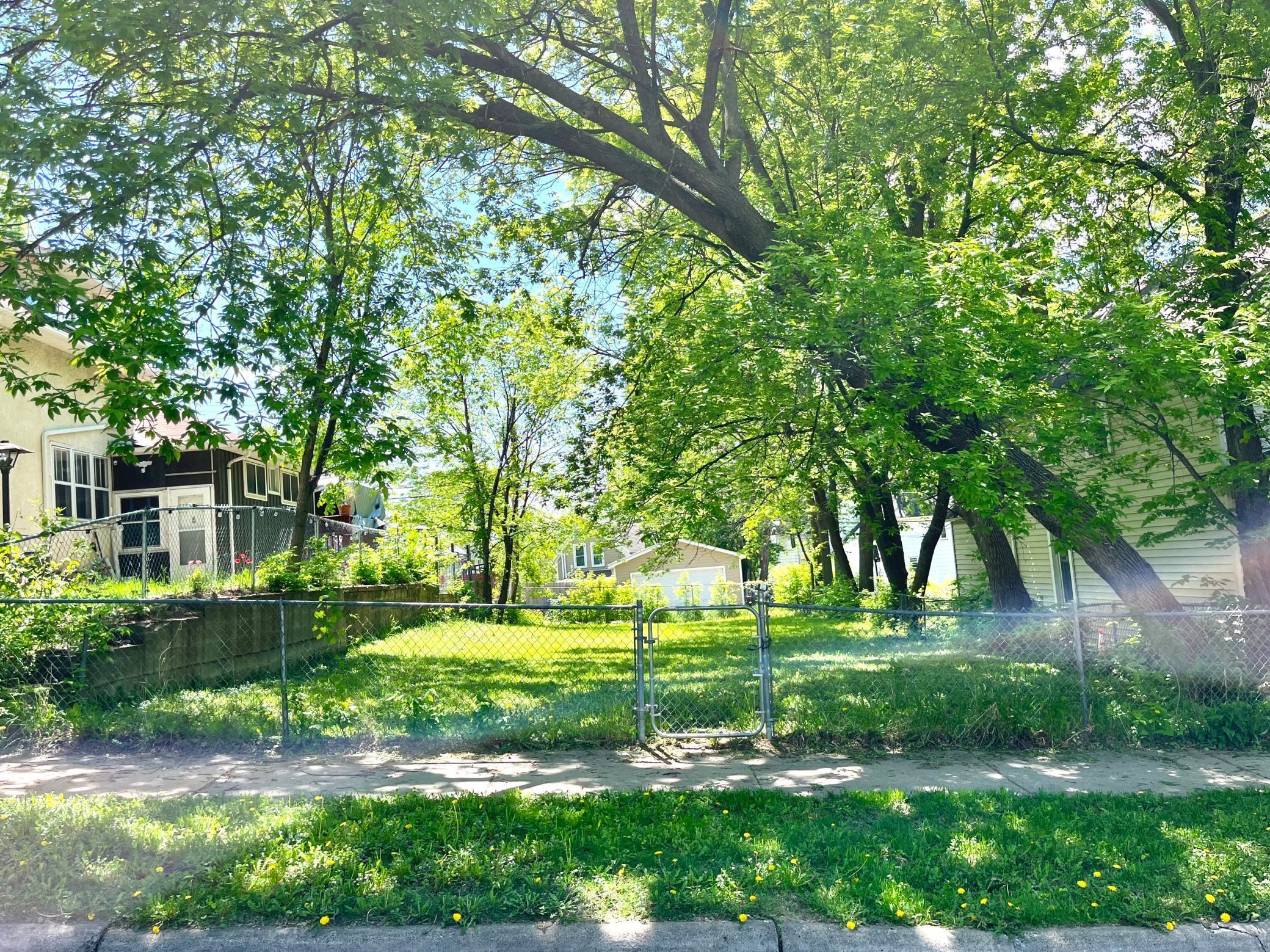 Property Photo: 654 Magnolia Avenue E MN 55106
