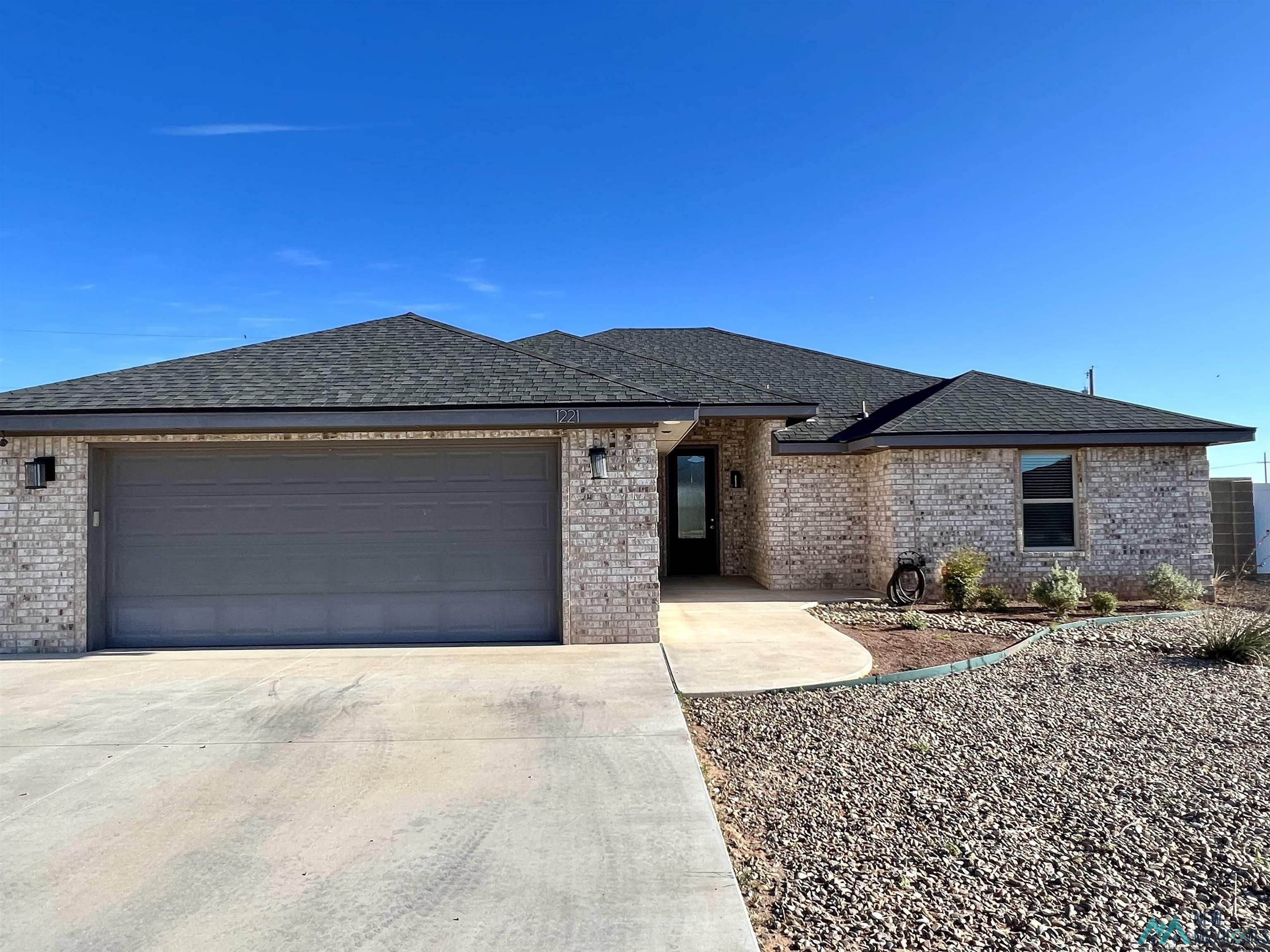 Property Photo: 1221 Oakwood Circle NM 88130