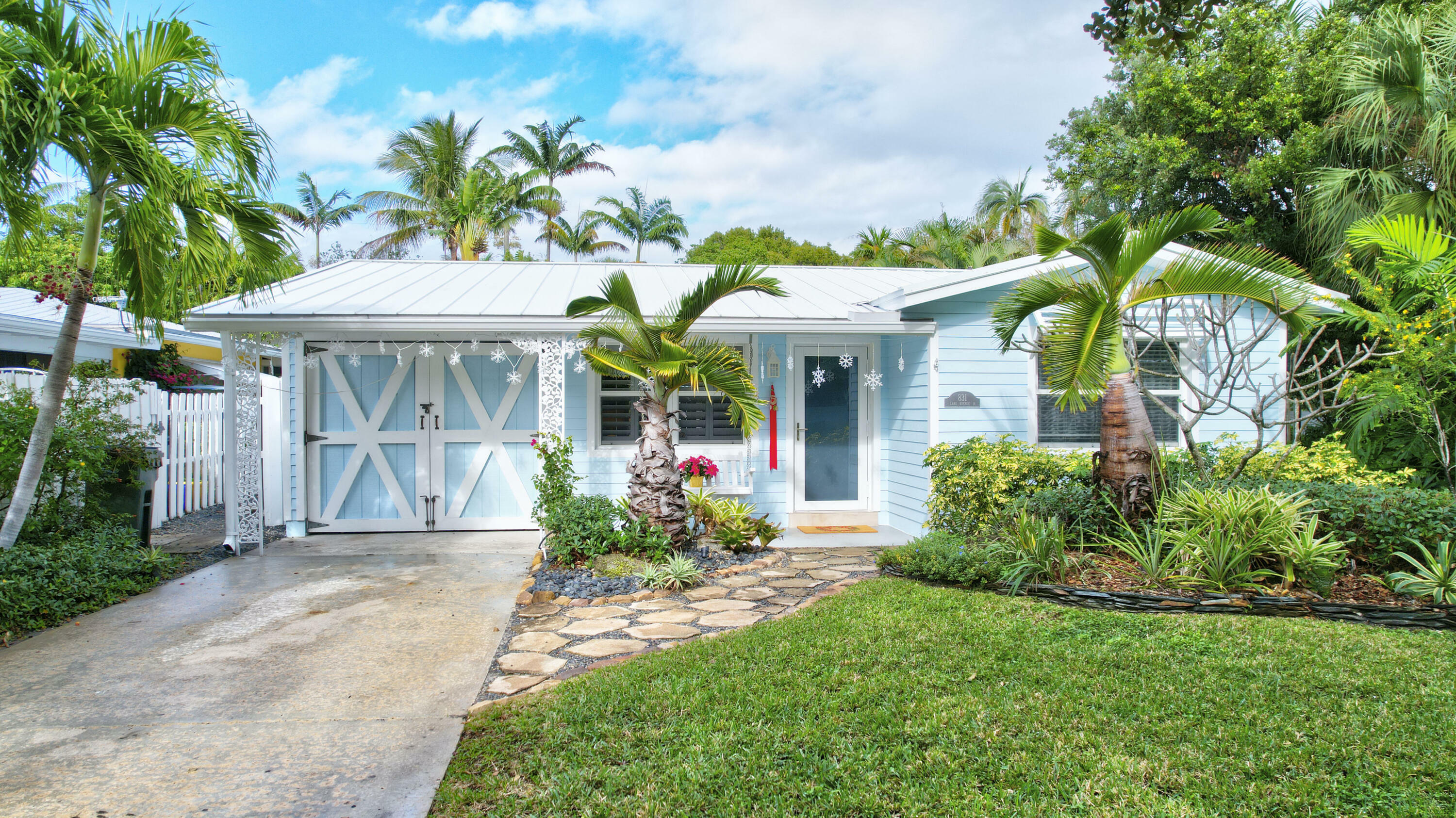 Property Photo:  831 Lake Avenue N  FL 33483 