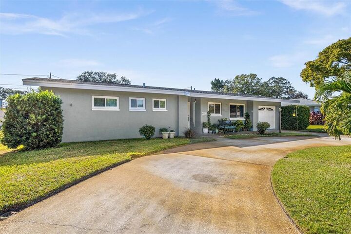 Property Photo: 4052 22nd Avenue N FL 33713