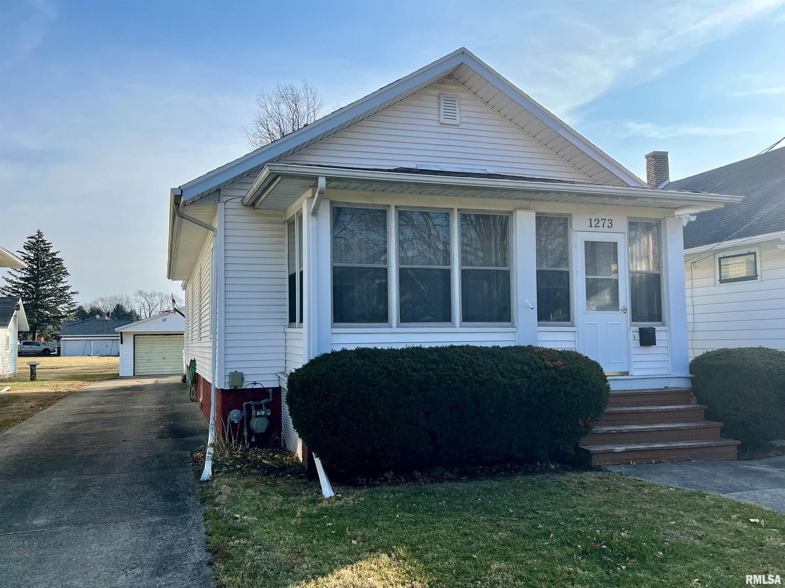 Property Photo:  1273 Florence Avenue  IL 61401 